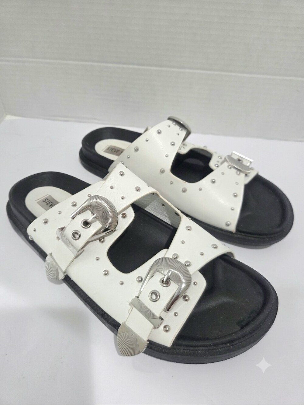 STEVE MADDEN CONNELY BUCKLE SLIDE SANDALS SIZE 8.